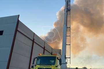 Incendio en una nave industrial de El Goro (Telde) donde se acumulan palets/TA.